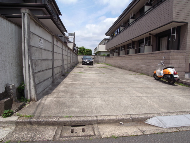 メゾングランダム駐車場